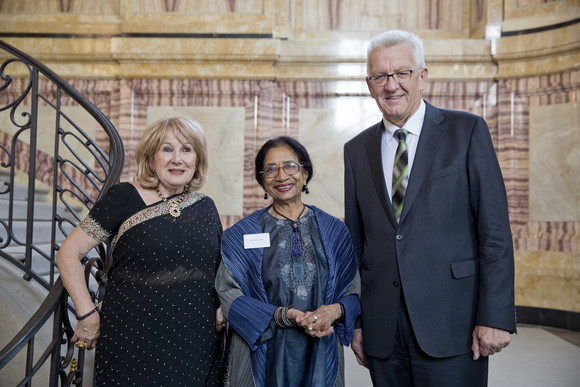 Ministerpräsident Winfried Kretschmann (r.) mit Uma da Cunha (M.) und Therese Hayes (l.)