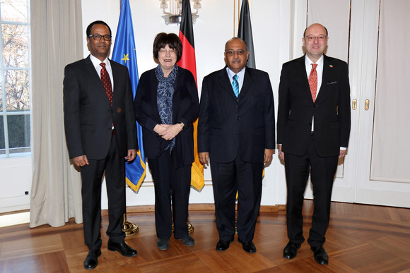 Antrittsbesuch Staatsrätin Erler empfängt äthiopischen Botschafter v.l.n.r.: Äthiopiens Botschafter Kuma Demeksa Tokon, Staatsrätin Gisela Erler, Generalkonsul Herrn Mehreteab Mulugeta Haile und Honorarkonsul Dr. Thomas Breitling