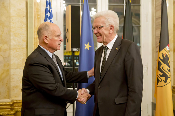 Ministerpräsident Winfried Kretschmann (r.) und der Gouverneur von Kalifornien, Edmund G. „Jerry“ Brown Jr. (l.)