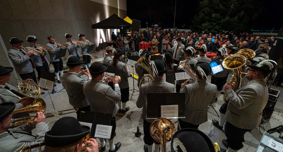 Die "Original Härtsfelder Musikanten" spielen auf dem Vorplatz der Landesvertretung Weihnachtslieder