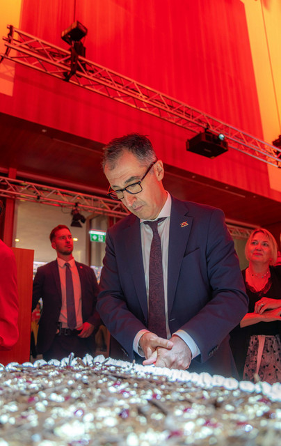 MP Cem Özdemir schneidet die Schwarzwälder Kirschtorte an