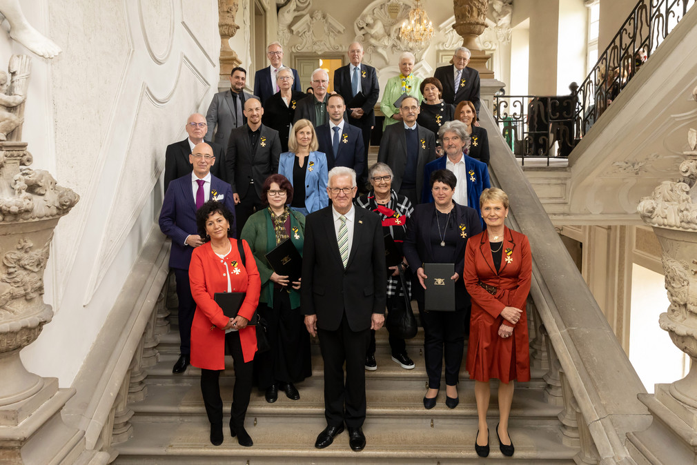 Gruppenbild mit Ministerpräsident Winfried Kretschmann (vorne, Mitte) und den Ordensprätendentinnen und Ordensprätendenten