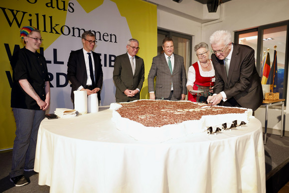 Ministerpräsident Winfried Kretschmann (rechts) beim Anschnitt einer Baden-Württemberg-Torte