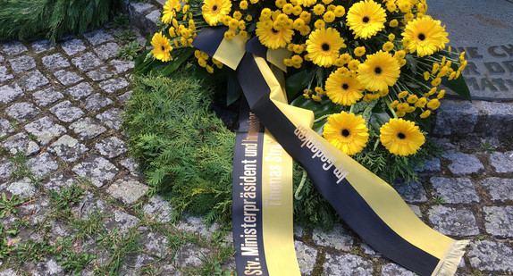 Kranz von Thomas Strobl, stellvertretender Ministerpräsident und Landesbeauftragter für Vertriebene und Spätaussiedler, am Mahnmal in Bad Cannstatt.