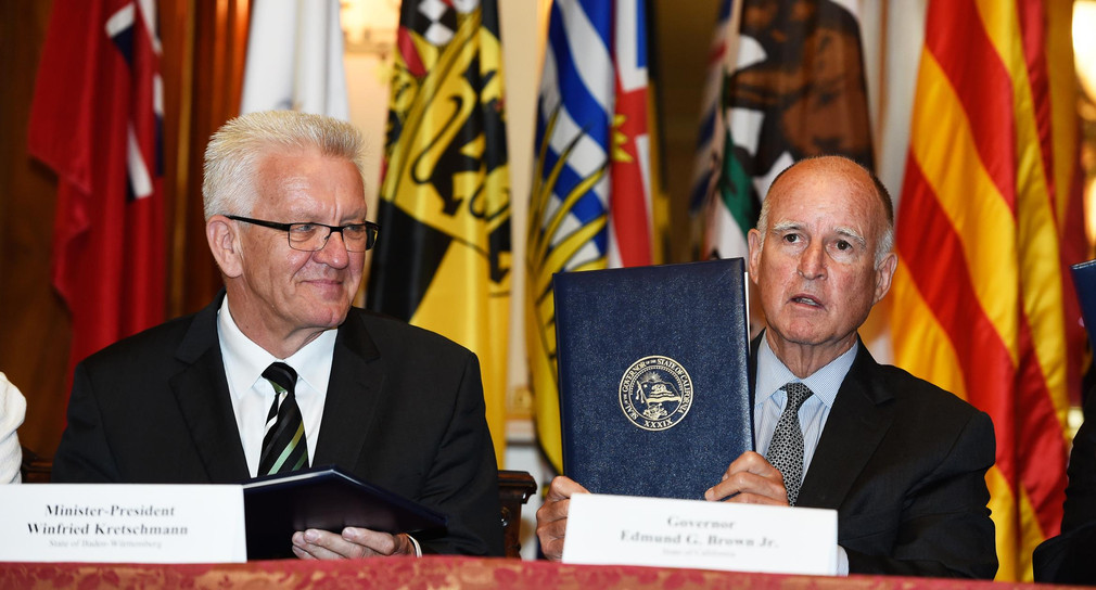 Ministerpräsident Winfried Kretschmann (l.) und der Gouverneur von Kalifornien, Jerry Brown (r.), anlässlich der Unterzeichnung eines Memorandums zur Zusammenarbeit beim Klimaschutz