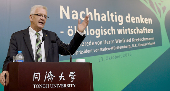 Ministerpräsident Winfried Kretschmann hält an der Tongji Universität in Shanghai eine Grundsatzrede zum Thema „Nachhaltig denken-ökologisch wirtschaften“. (Foto: Staatsministerium Baden-Württemberg/Reiner Pfisterer)