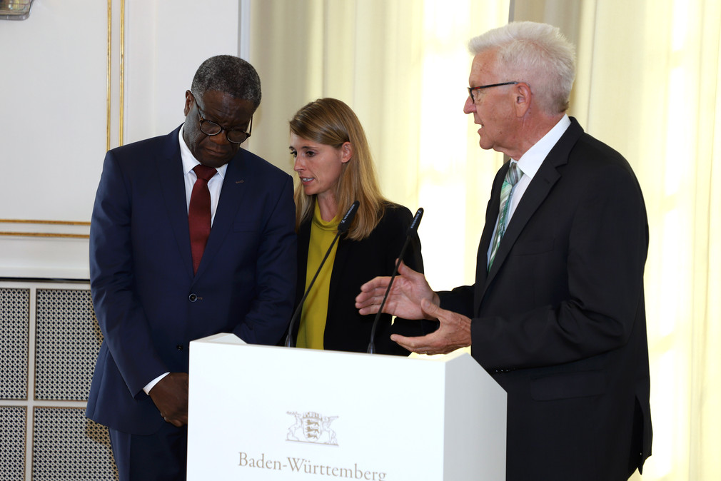 Ministerpräsident Winfried Kretschmann (r.) und Friedensnobelpreisträger Dr. Denis Mukwege (l.) mit Dolmetscherin (M.) (Bild: Staatsministerium Baden-Württemberg)
