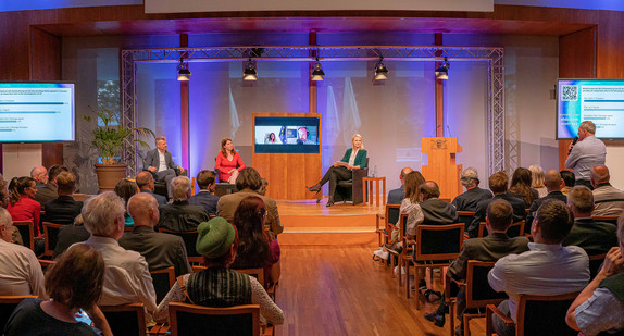 V.l.n.r.: Prof. Dr. Christian Stöcker, Dr. Anna Christmann, Jonas Andrulis (digital zugeschaltet) und Moderatorin Sonja Álvarez