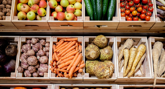 Kisten mit Gemüse und Obst.
