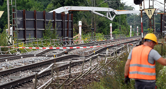 Abgesenkte Bahngleise auf der Rheintalbahn an der Tunnel-Baustelle in Rastatt Niederbühl (Foto: dpa)