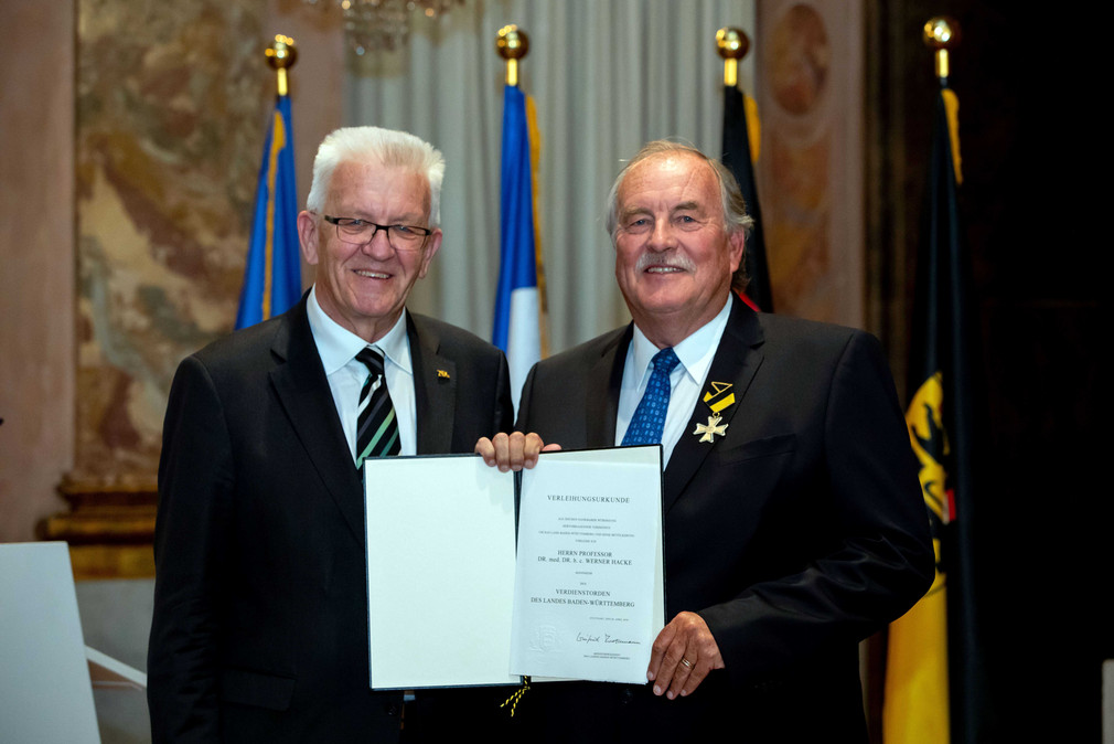 Ministerpräsident Winfried Kretschmann (l.) und Prof. Dr. med. Dr. h. c. Werner Hacke (r.) 