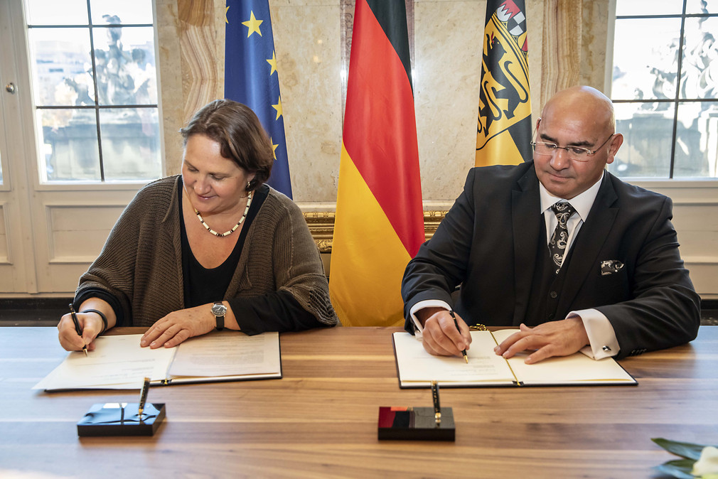 Staatsministerin Theresa Schopper (l.) und Daniel Strauß (r.), Vorsitzender des Landesverbands Deutscher Sinti und Roma (Bild: Staatsministerium Baden-Württemberg)