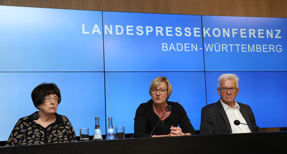 v.l.n.r.: Staatsrätin Gisela Erler, Finanzministerin Edith Sitzmann und Ministerpräsident Winfried Kretschmann