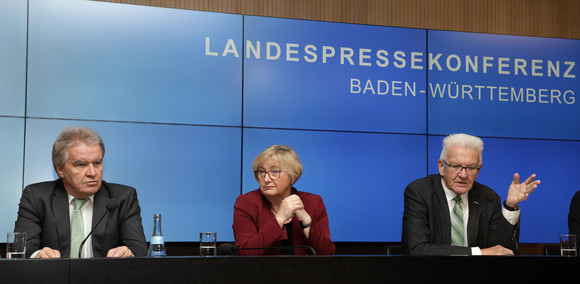 Pressekonferenz Artenkenntnis vermitteln, Artenvielfalt stärken Ministerpräsident Winfried Kretschmann (r.), Wissenschaftsministerin Theresia Bauer (M.) und Umweltminister Franz Untersteller (l.) bei der Regierungspressekonferenz (Bild: Staatsministerium Baden-Württemberg)