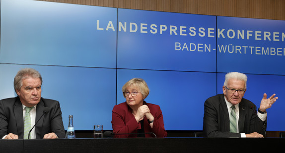 Ministerpräsident Winfried Kretschmann (r.), Wissenschaftsministerin Theresia Bauer (M.) und Umweltminister Franz Untersteller (l.) bei der Regierungspressekonferenz (Bild: Staatsministerium Baden-Württemberg)