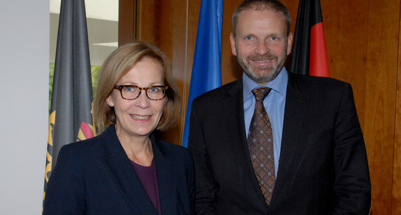 Botschafterin der Republik Finnland Ritva Inkeri Koukku-Ronde und Staatssekretär Volker Ratzmann