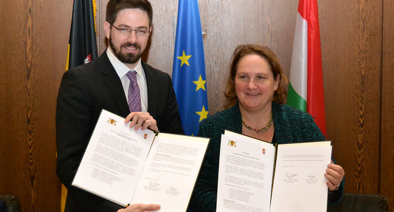 Der ungarische Staatssekretär für Wirtschaftsdiplomatie, Levente Magyar (l.) und Staatssekretärin Theresa Schopper (r.)