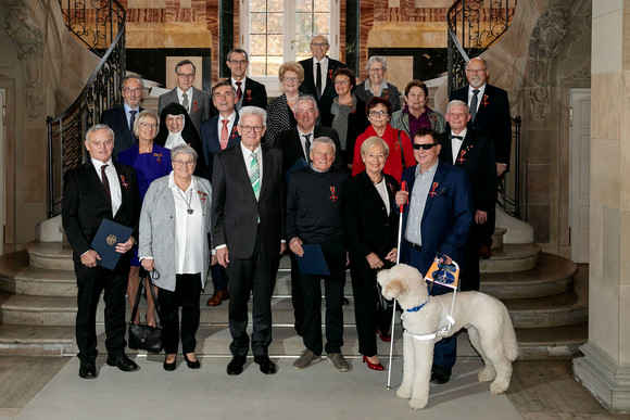 Gruppenbild mit Ministerpräsident Winfried Kretschmann (M.) und den Ordensträgerinnen und -trägern (Bild: Staatsministerium Baden-Württemberg)