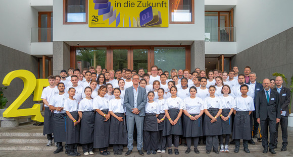 Politisches Sommerfest 60. Stallwächterparty: Aus Tradition in die Zukunft Gruppenfoto: Auszubildende der Johann-Georg-Doertenbach-Schule Calw unterstützten tatkräftig.