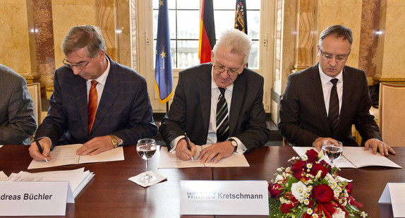 v.l.n.r.: Andreas Büchler, Vorsitzender der AGFS, Ministerpräsident Winfried Kretschmann und Kultusminister Andreas Stoch