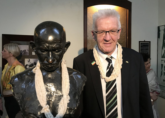 Ministerpräsident Winfried Kretschmann beim Besuch des Gandhi-Hauses Mahni Bhavan in Mumbai