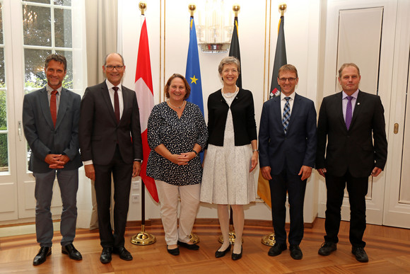 v.l.n.r.: Ratschreiber Markus Dörig, Landammann Dr. Daniel Fässler, Staatssekretärin Theresa Schopper, Generalkonsulin Irene Flückiger Sutter, Landeshauptmann Stefan Müller und Grossratspräsident Sepp Neff