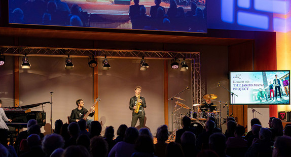 Jazzkonzert mit THE JAKOB MANZ PROJECT - vier Musiker auf der Bühne.