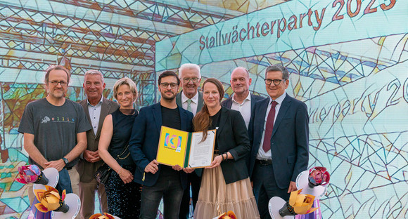 Unterzeichung der Grundsatzvereinbarung zwischen Cyber Valley und Ipai - (v.l.n.r.): Bernhard Schölkopf, Innenminister Thomas Strobl, Wirtschaftsministerin Dr. Nicole Hoffmeister-Kraut, Moritz Gräter (Ipai), Ministerpräsident Winfried Kretschmann, Rebecca C. Reisch (Cyber Valley) und Dr. Hans J. Reiter (MWK). Im Hintergrund die KI-gesteuerte LED-Wand.