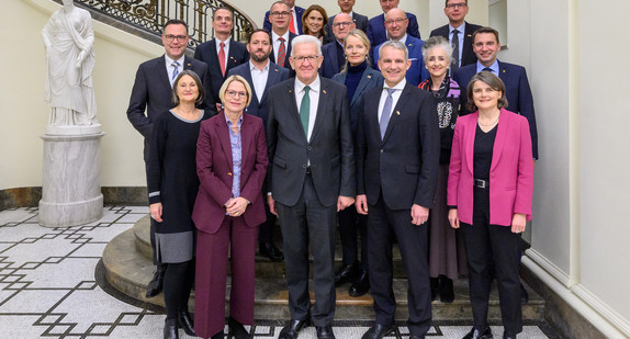 Gruppenbild mit Regierungsmitgliedern aus Baden-Württemberg und den Schweizer Grenzkantonen