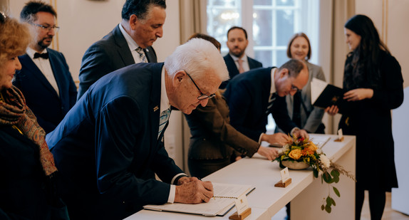 Ministerpräsident Winfried Kretschmann bei der Vertragsunterzeichnung.