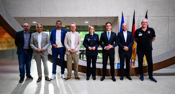 von links nach rechts: Sebastian Gehring, Vorstand Marketing & Medien der SG Sonnenhof Großaspach, Christian Fischer, Vizepräsident Karlsruher SC, Dominik Schwärzel, Vorstandsvorsitzender des SSV Ulm, Vorstandsvorsitzender Alexander Wehrle (VfB Stuttgart), Manuel Hagel, Innenminister von Baden-Württemberg, Daniel Förderer, Geschäftsführer der TSG 1899 Hoffenheim und Holger Sanwald, Vorstandsvorsitzender des 1. FC Heidenheim