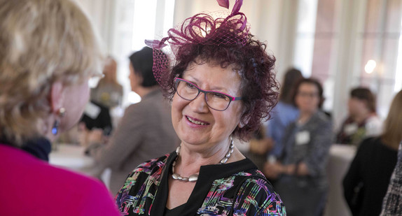 Gerlinde Kretschmann (M.) im Gespräch