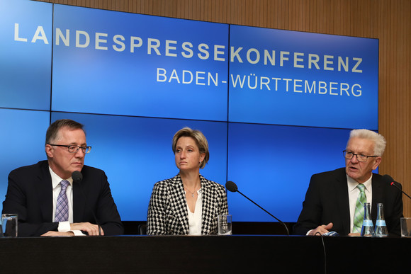 Ministerpräsident Winfried Kretschmann (r.), Wirtschaftsministerin Dr. Nicole Hoffmeister-Kraut  (M.) und der Technologiebeauftragte der Landesregierung, Prof. Dr. Wilhelm Bauer (l.) (Bild: Staatsministerium Baden-Württemberg)