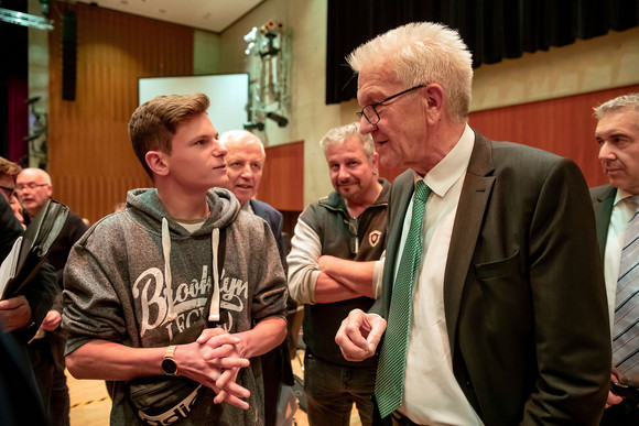 Ministerpräsident Winfried Kretschmann (r.) im Gespräch mit Bürgern (Bild: Staatsministerium Baden-Württemberg)