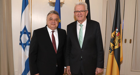 Ministerpräsident Winfried Kretschmann (r.) und der israelische Botschafter Jeremy Issacharoff (l.) (Bild: Staatsministerium Baden-Württemberg)