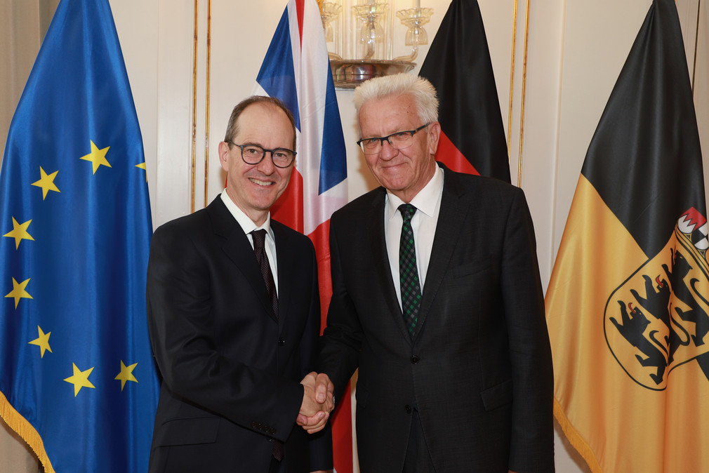 Ministerpräsident Winfried Kretschmann (r.) und der britische Botschafter Sir Sebastian Wood (l.) (Bild: Staatsministerium Baden-Württemberg)