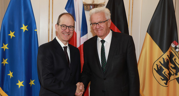 Ministerpräsident Winfried Kretschmann (r.) und der britische Botschafter Sir Sebastian Wood (l.) (Bild: Staatsministerium Baden-Württemberg)