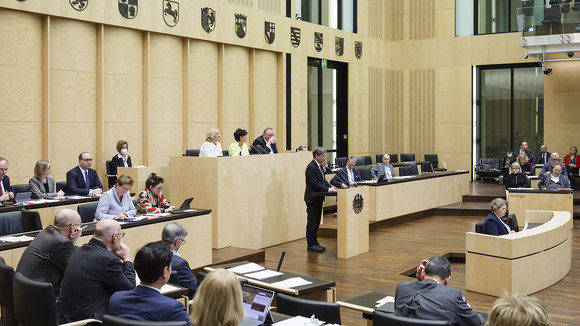 Wirtschaftsminister Dr. Robert Habeck bei seiner Rede am Rednerpult