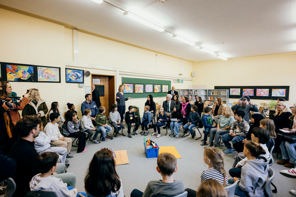 Ministerpräsident Winfried Kretschmann und Kultusministerin Theresa Schopper beim Austausch zu Bildungsreformen an der Pragschule Stuttgart 