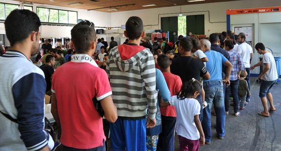 Flüchtlinge warten in der Landeserstaufnahmestelle (LEA) Ellwangen auf die Essensausgabe. (Foto: © dpa)