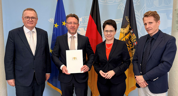 von links nach rechts: Amtschef Elmar Steinbacher, Leitender Oberstaatsanwalt Tomas Orschitt, Ministerin der Justiz und für Migration Marion Gentges, Leitender Oberstaatsanwalt (sV) Dr. Florian Kienle