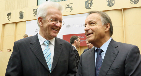Der französische Senatspräsident Jean-Pierre Bel (r.) und Bundesratspräsident Winfried Kretschmann (l.) unterhalten sich am 22.01.2013 im Bundesrat in Berlin. (Foto: dpa)