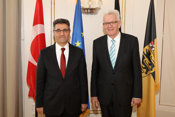 Ministerpräsident Winfried Kretschmann (r.) und der türkische Botschafter Ali Kemal Aydin (l.)