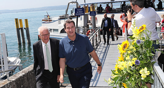 Ministerpräsident Winfried Kretschmann (l.) und Ministerpräsident Dr. Markus Söder (r.) am Hafen in Meersburg (Bild: Staatsministerium Baden-Württemberg)