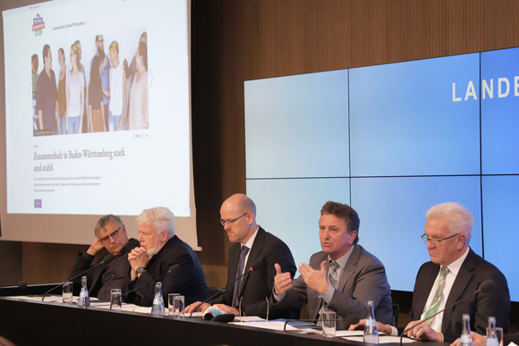 v.r.n.l.: Ministerpräsident Winfried Kretschmann, Sozial- und Integrationsminister Manne Lucha, Dr. Kai Unzicker (Bertelsmann Stiftung), Prof. Dr. Klaus Boehnke (Jacobs University, Bremen) und der stellvertretende Regierungssprecher Arne Braun bei der Regierungspressekonferenz (Bild: Staatsministerium Baden-Württemberg)