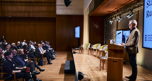 Der Bevollmächtigte des Landes Baden-Württemberg beim Bund, Staatssekretär Rudi Hoogvliet begrüßt die Gäste