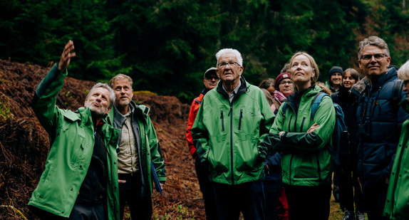 Erläuterungen für Ministerpräsident Winfried Kretschmann (Mitte) und Umweltministerin Thekla Walker (rechts)