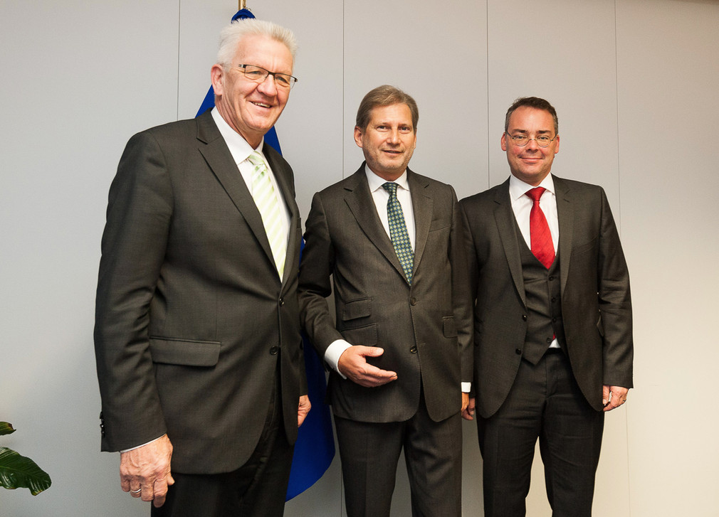 v.l.n.r.:  Ministerpräsident Winfried Kretschmann, EU-Kommissar Johannes Hahn und Europaminister Peter Friedrich