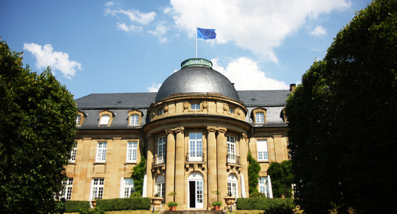 Auf dem Dach der Villa Reitzenstein, dem Amtssitz des baden-württembergischen Ministerpräsidenten, weht die Fahne der Europäischen Union.