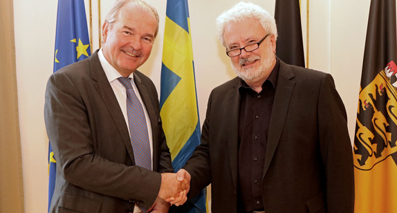 Staatsminister Klaus-Peter Murawski (r.) und der schwedische Botschafter Per Thöresson (l.)